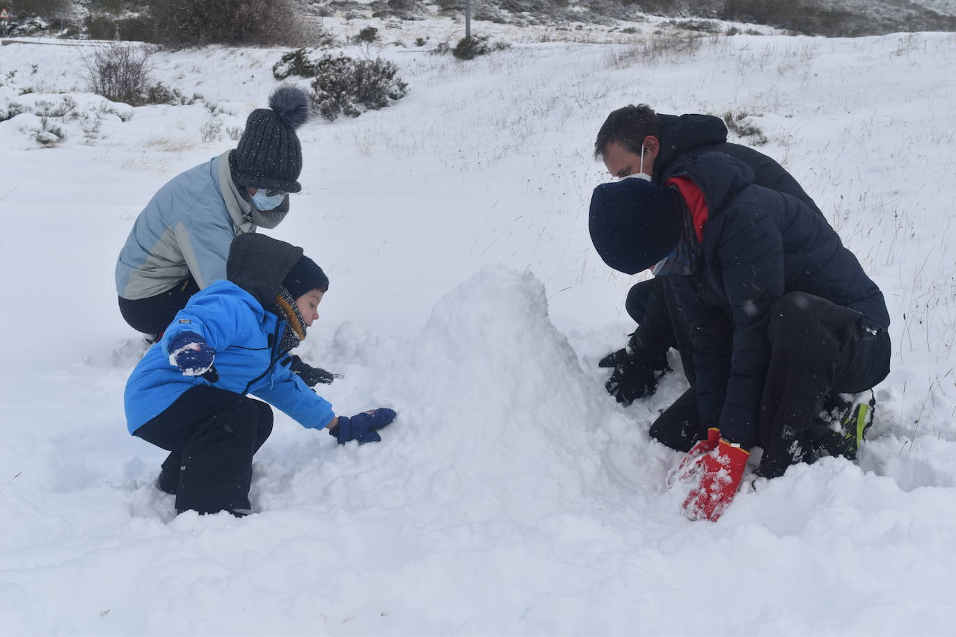 La nieve convierte Brañosera en zona de juegos en familia