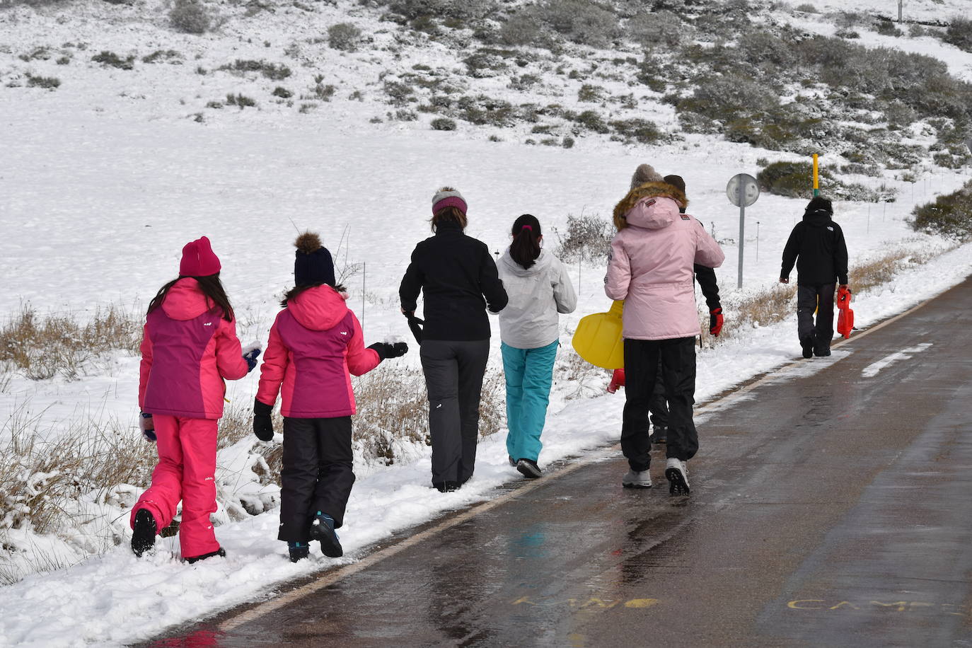 La nieve convierte Brañosera en zona de juegos en familia