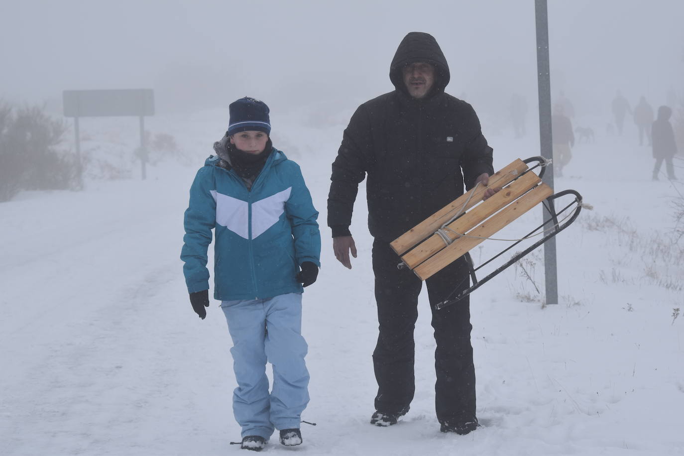 La nieve convierte Brañosera en zona de juegos en familia