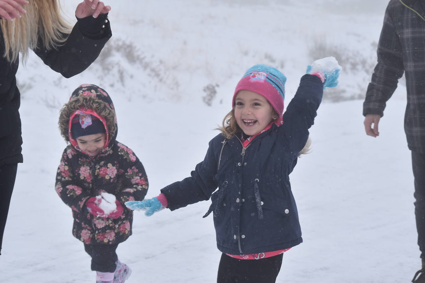 La nieve convierte Brañosera en zona de juegos en familia