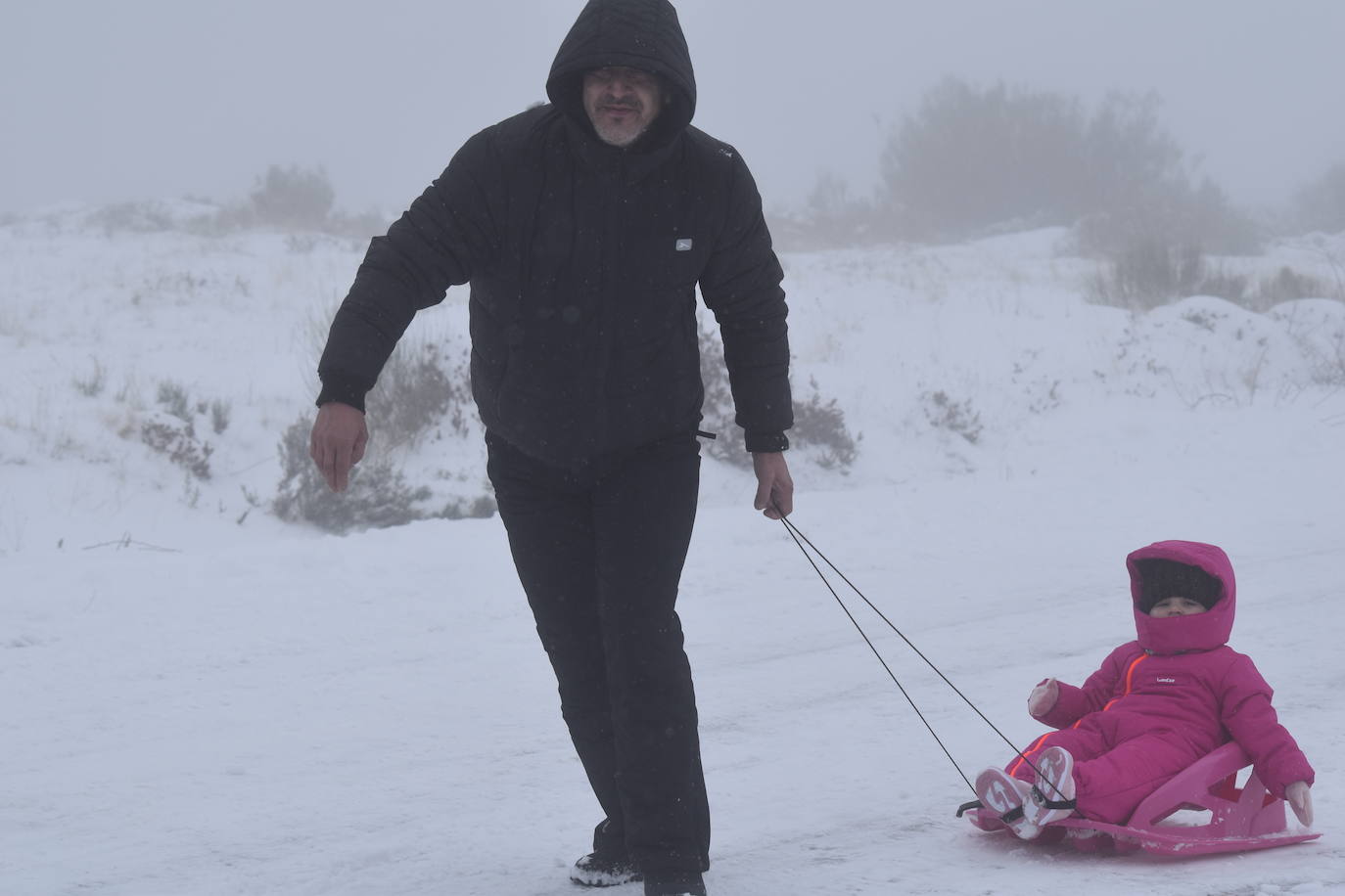 La nieve convierte Brañosera en zona de juegos en familia