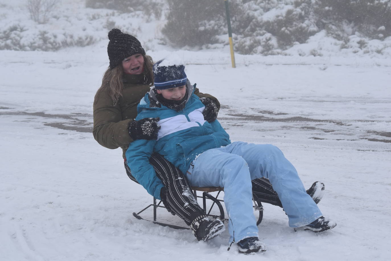 La nieve convierte Brañosera en zona de juegos en familia