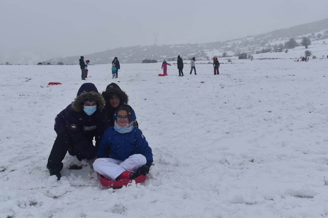 La nieve convierte Brañosera en zona de juegos en familia