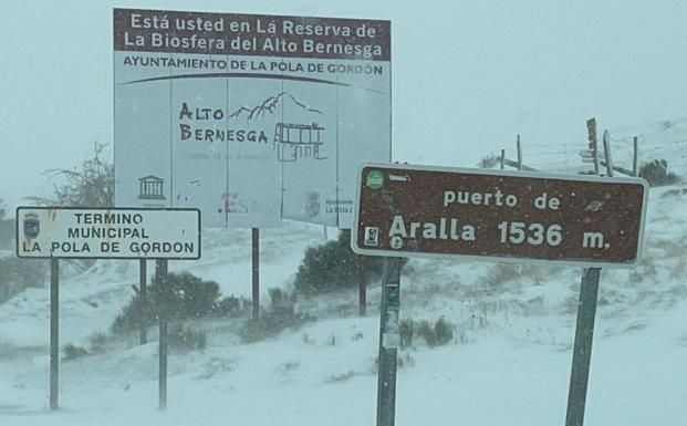 Vista del puerto de Aralla completamente nevado.