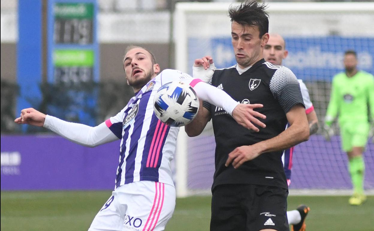 Sergio Benito pugna con Miguel Obaya por hacerse con un balón. 