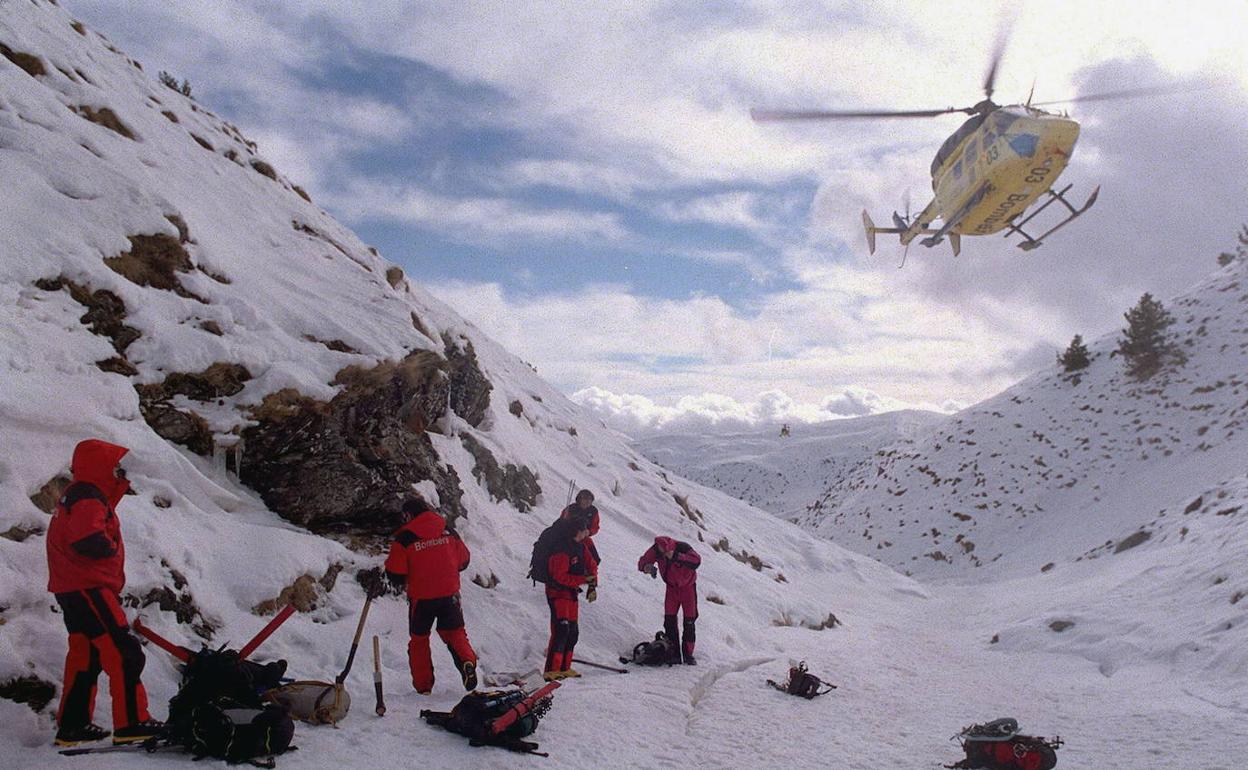 Bomberos de la Generalitat y grupos de rescate durante la búsqueda de los montañeros el 4 de enero de 2001. 