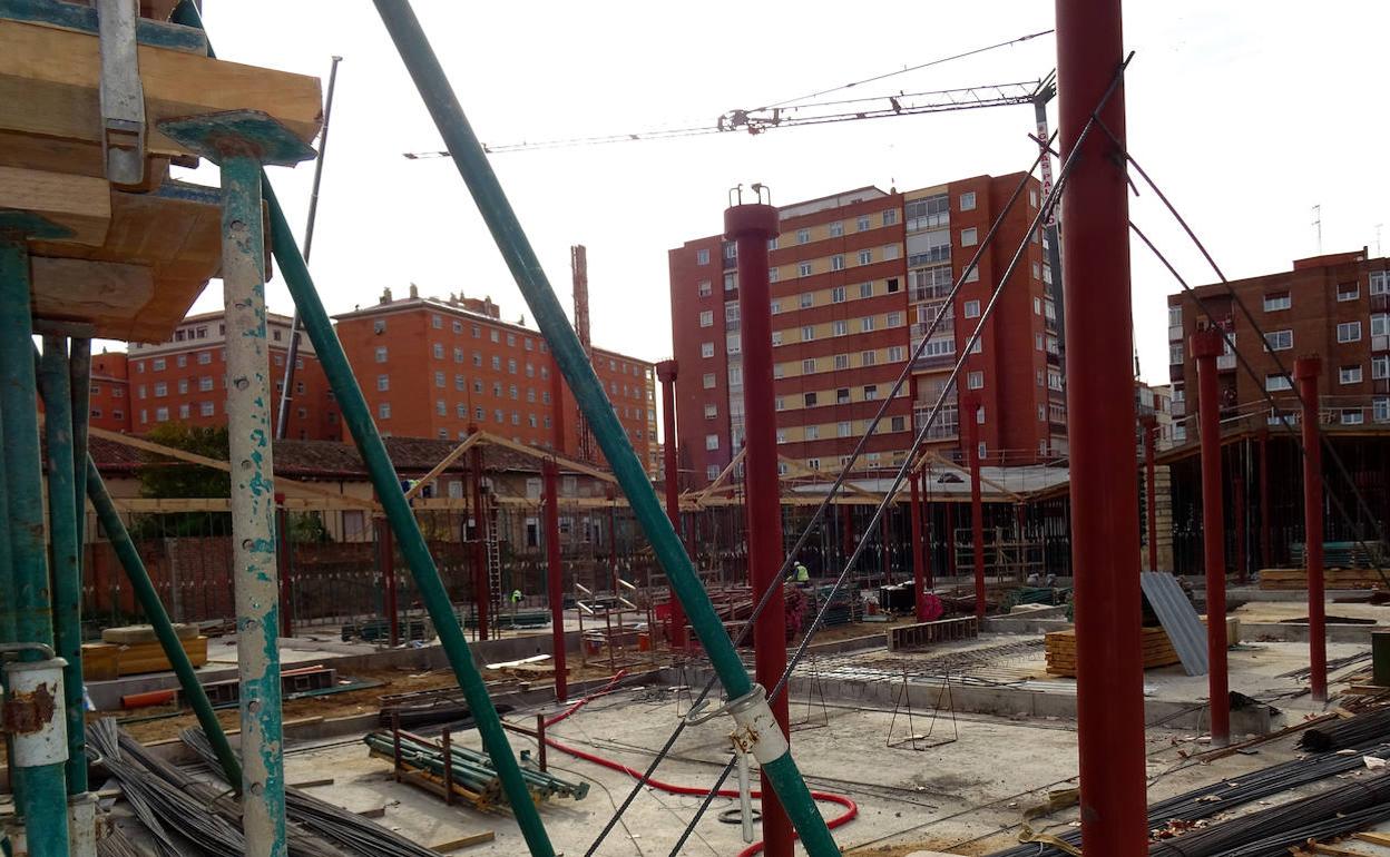 Trabajos de construcción de la Escuela de Arte en el solar del antiguo instituto Santa Teresa. 