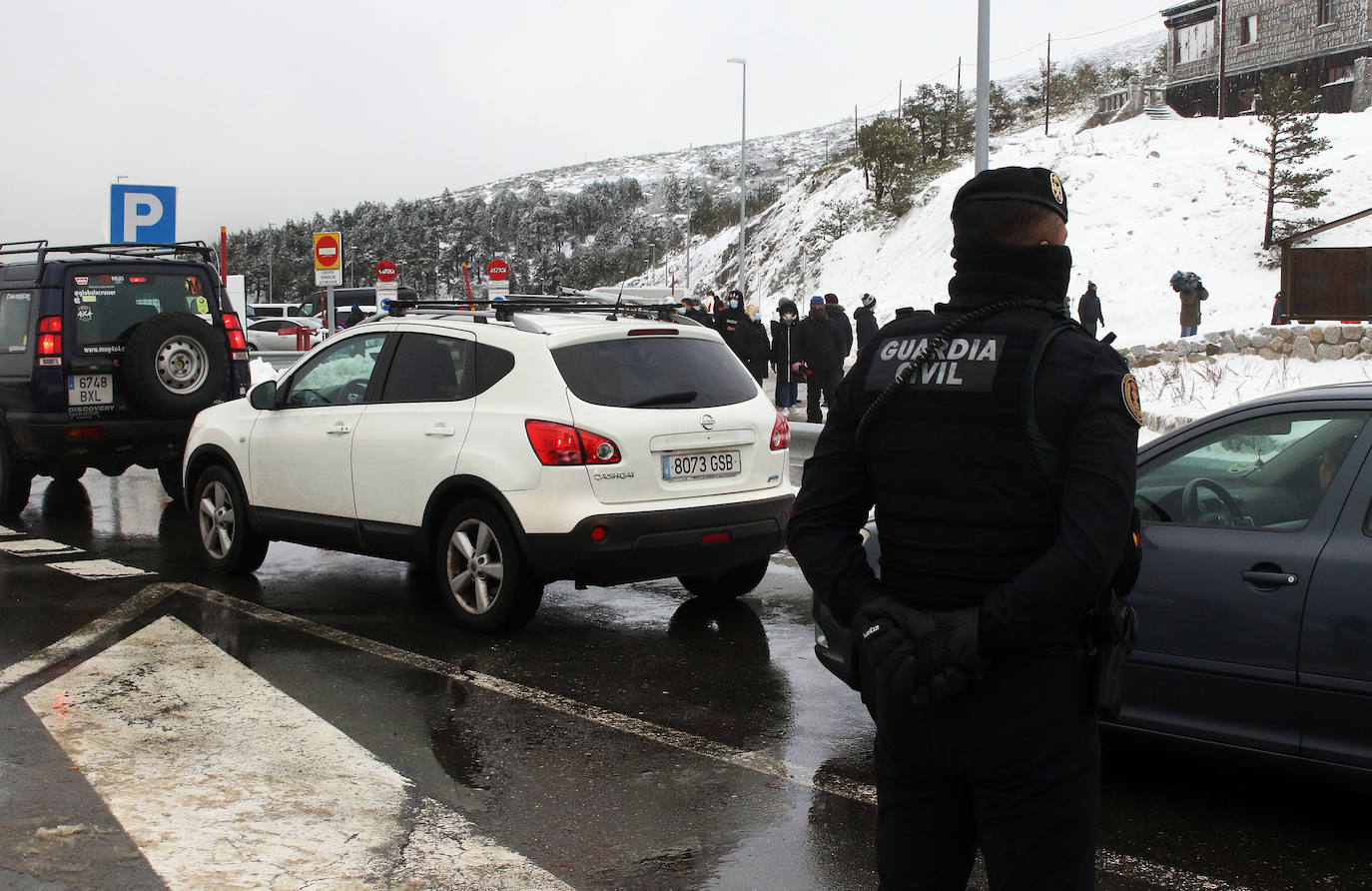 El puerto de Navacerrada se llena durante el puente de la Constitucion.