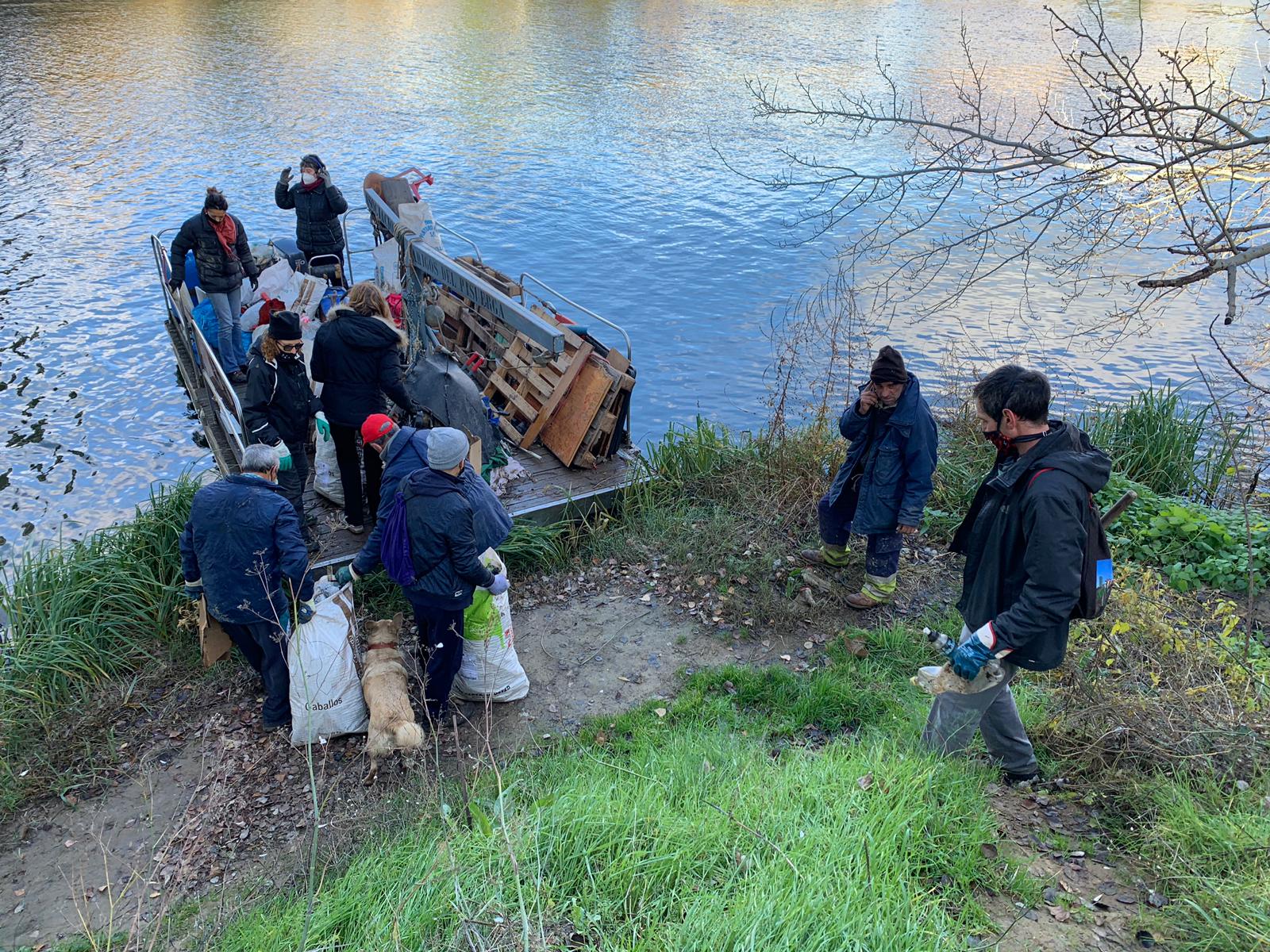 Fotos: La Asociación Cultural &#039;Amigos del Pisuerga&#039; da por concluida la campaña de este año de limpiezas