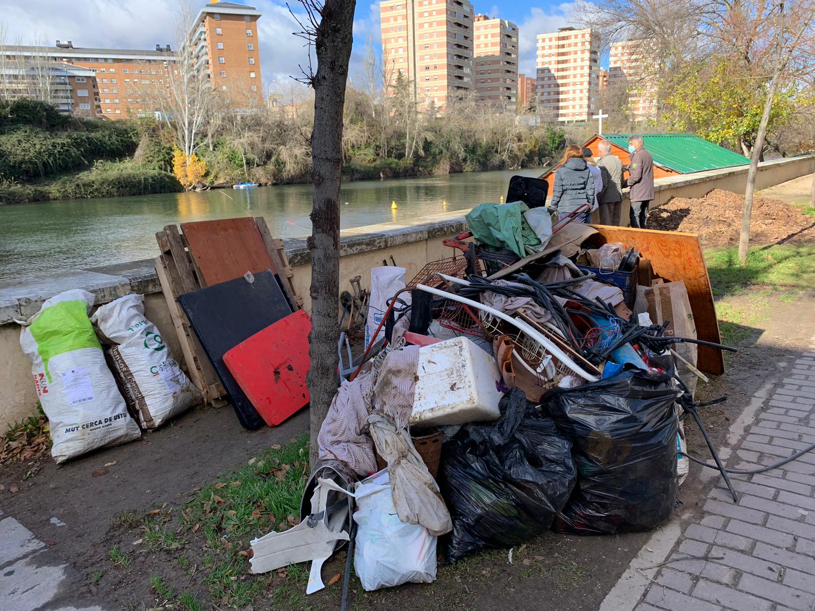 Fotos: La Asociación Cultural &#039;Amigos del Pisuerga&#039; da por concluida la campaña de este año de limpiezas