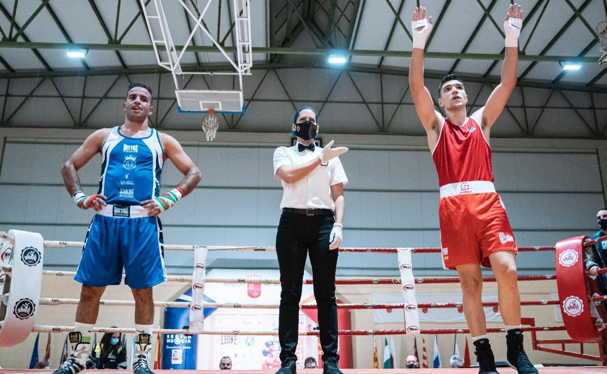 Miguel Cuadrado alza los brazos al proclamarse campeón. 