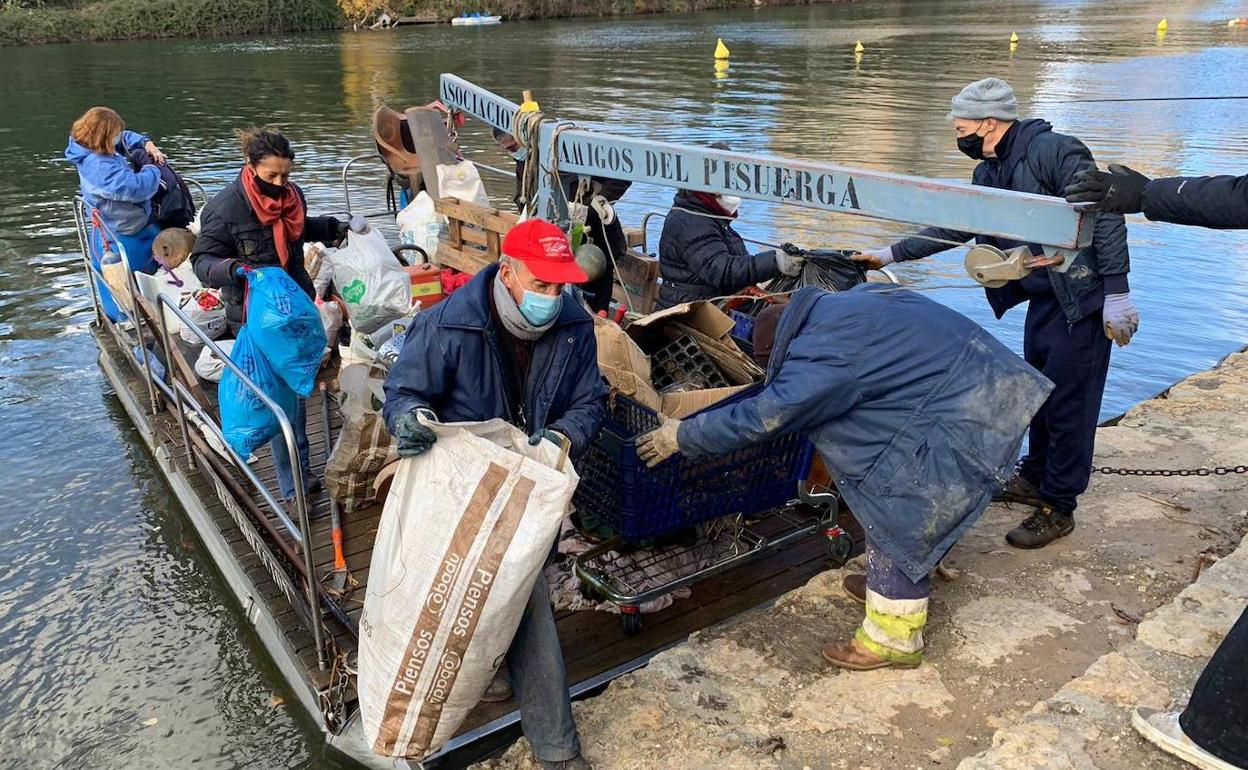 Voluntarios sacan la basura de recogida en el río. 