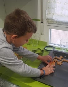 Imagen secundaria 2 - Diferentes momentos de la elaboración de las galletas de jengibre