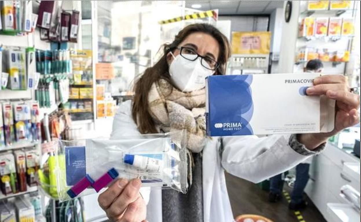 La farmacéutica de San Pablo, en Valladolid, muestra el nuevo test Primacovid. 