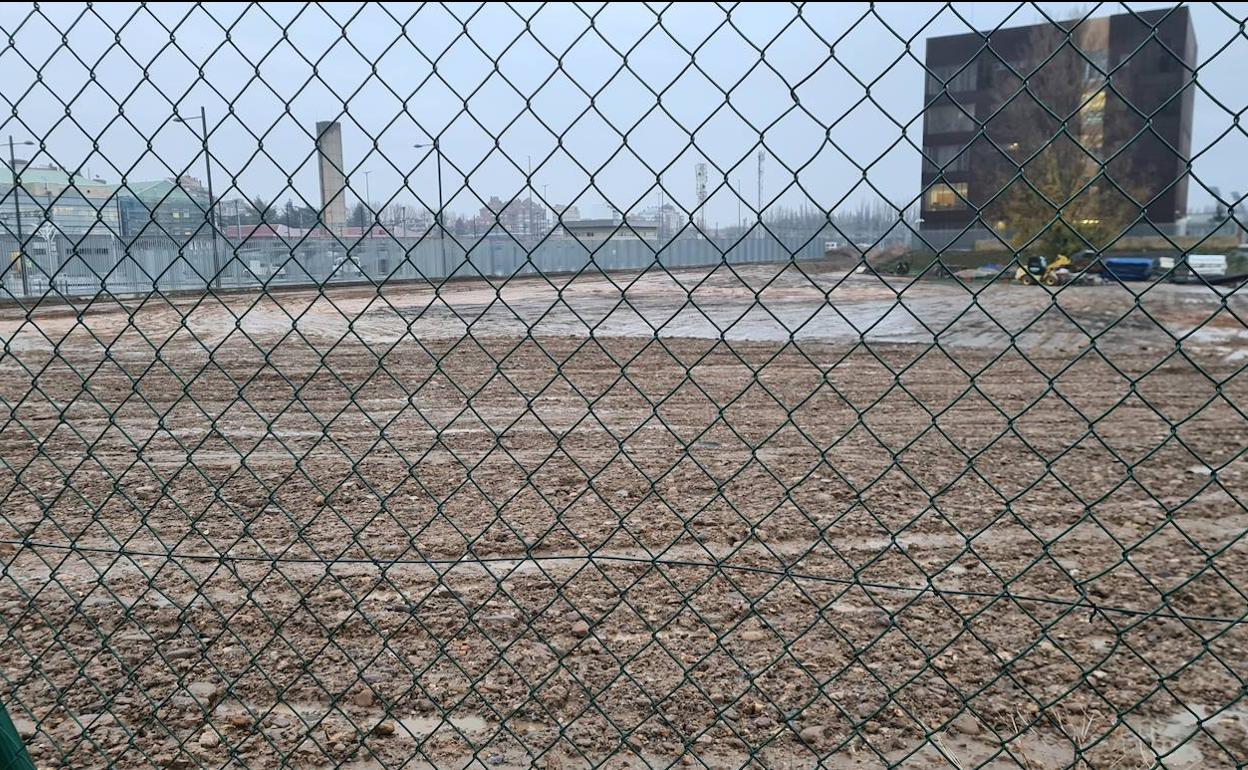 Zona de tierra utilizada por Adif para las obras y que espera un nuevo PRAT para darle un nuevo uso.