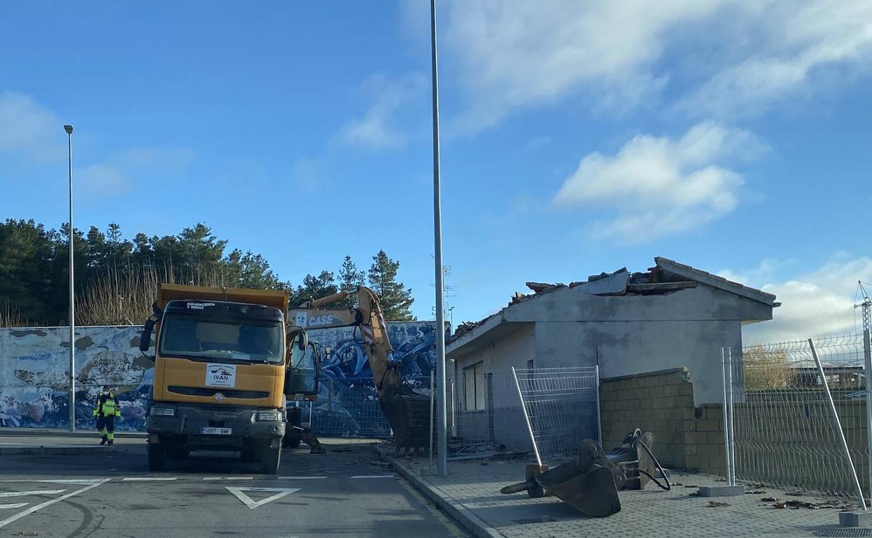 Derribo del bar de la piscina municipal de Guijuelo. 