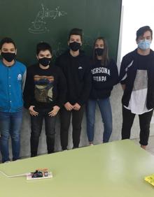 Imagen secundaria 2 - Medidor de CO2 en un aula del instituto Arca Real y debajo, grupos de tercero de Secundaria en El Carmen que han fabricado sus medidores de CO2 en clase de robótica. 