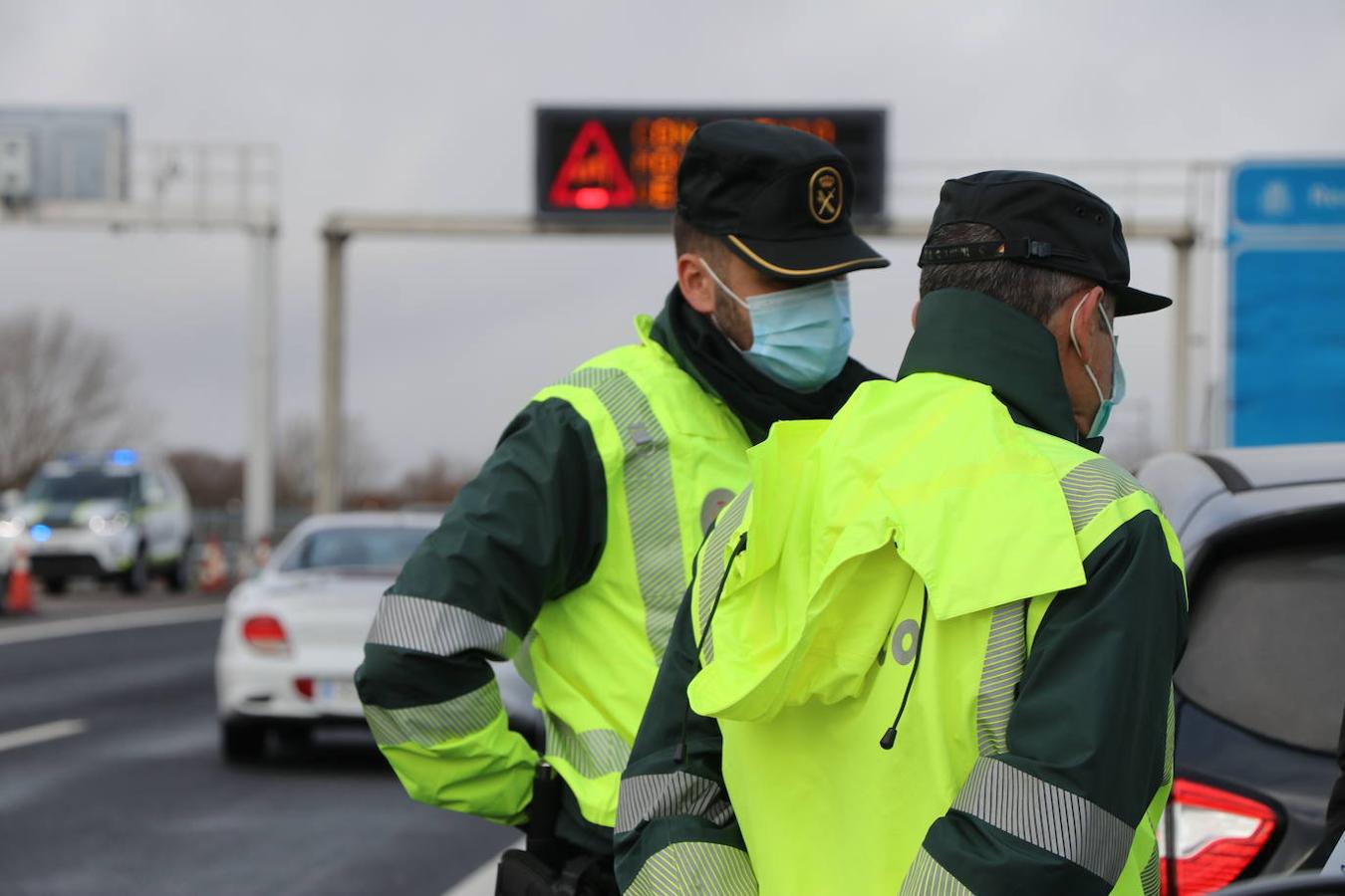 Ángel y Diego Fernández en una de las prácticas que realiza la Guardia Civil de Tráfico en la AP-66.