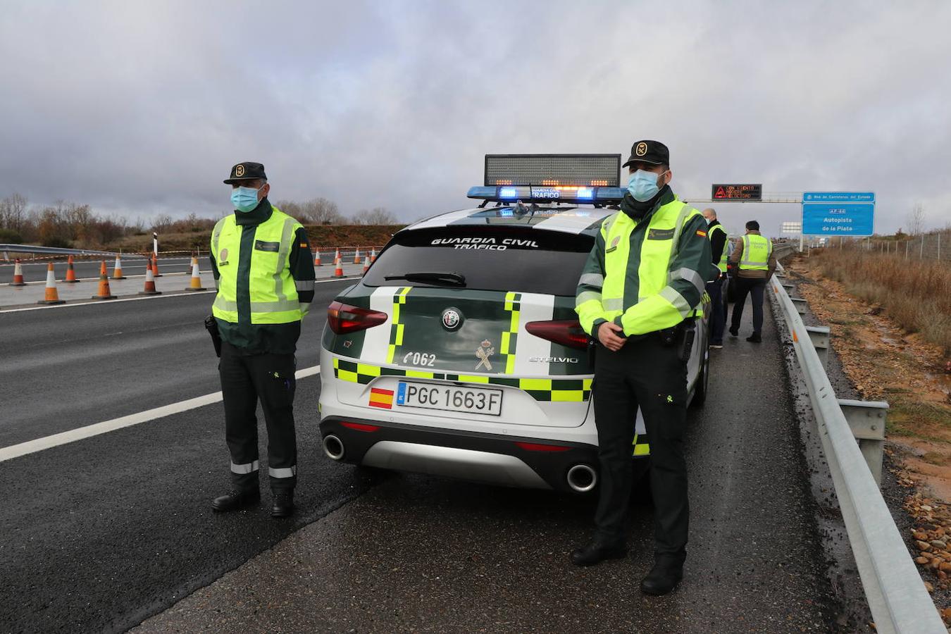 Ángel y Diego Fernández en una de las prácticas que realiza la Guardia Civil de Tráfico en la AP-66.