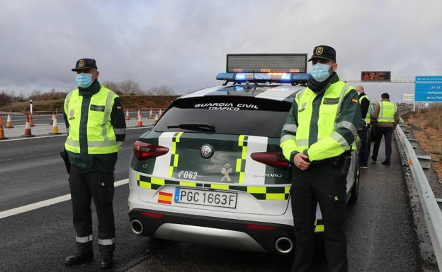 Galería. Ángel y Diego Fernández en una de las prácticas que realiza la Guardia Civil de Tráfico en la AP-66.