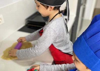 Imagen secundaria 1 - Izan y Adrián pesan los ingredientes, los mezclan, amasan y hacen las formas de los nevaditos 
