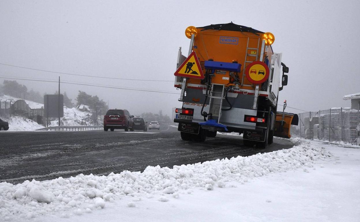 Quitanieves haciendo labores en la carretera.