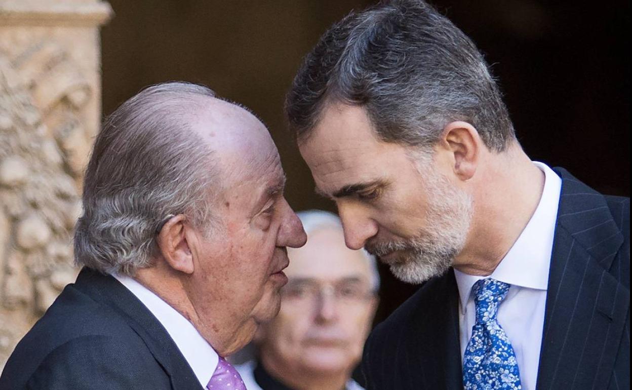 Juan Carlos I y Felipe VI intercambian confidencias en un encuentro de 2018 en Palma de Mallorca.