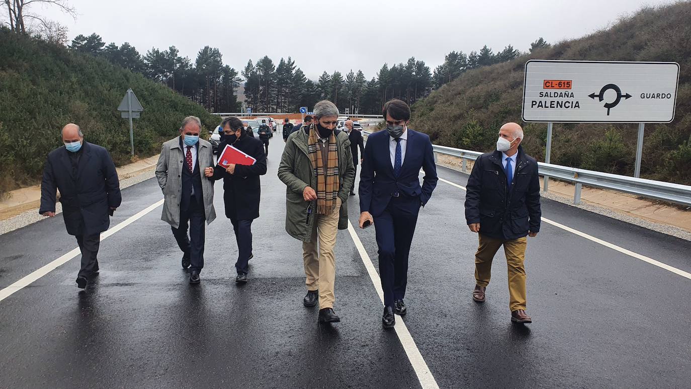 El consejero de Fomento, segundo por la derecha, conversa con el alcalde de Guardo, en la visita a las obras. 