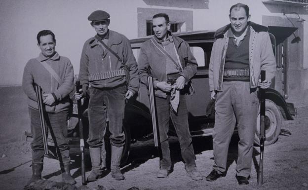 Imagen de la exposicion 'Cazando imágenes con Delibes' en la Biblioteca Pública del Estado de Zamora, en la que se ve a Delibes (segundo por la izquierda) con su grupo de caza.