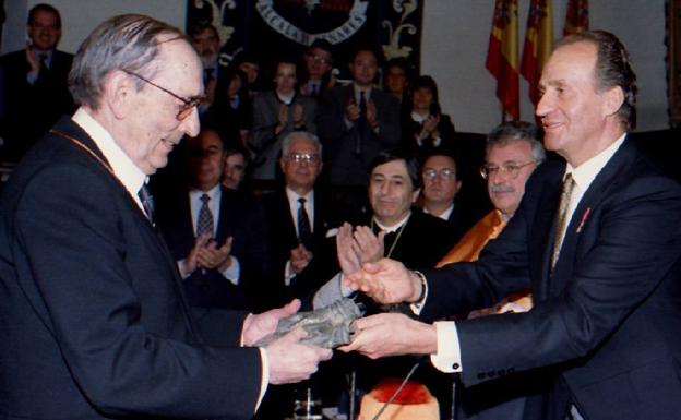 El rey Juan Carlos I entrega el Premio Cervantes a Miguel Delibes el 25 de abril de 1994, en Alcalá de Henares.