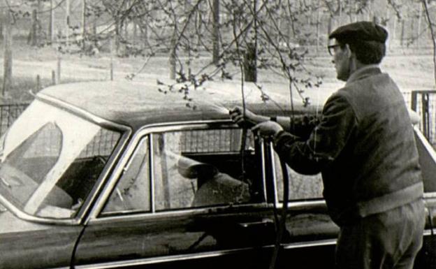 El escritor prepara el automóvil en el que viajó a Checoslovaquia en 1968, coincidiendo con la llamada Primavera de Praga.