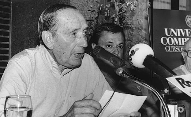 El escritor, en plena intervención en el curso de El Escorial dedicado a su obra.