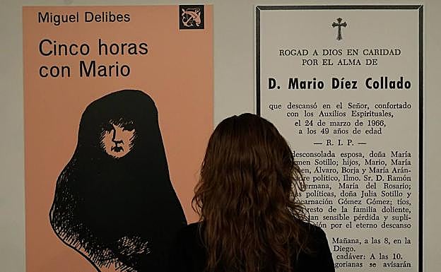 Una mujer observa la portada de la primera edición de 'Cinco horas con Mario' y la esquela que aparecía en el libro durante la exposición monográfica que conmemoró los 50 años de la novela en la Casa Revilla de Valladolid en octubre de 2014.
