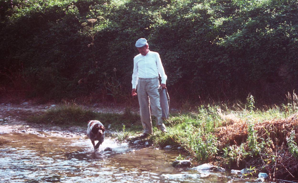 El escritor, con uno de sus perros, durante un paseo campestre.