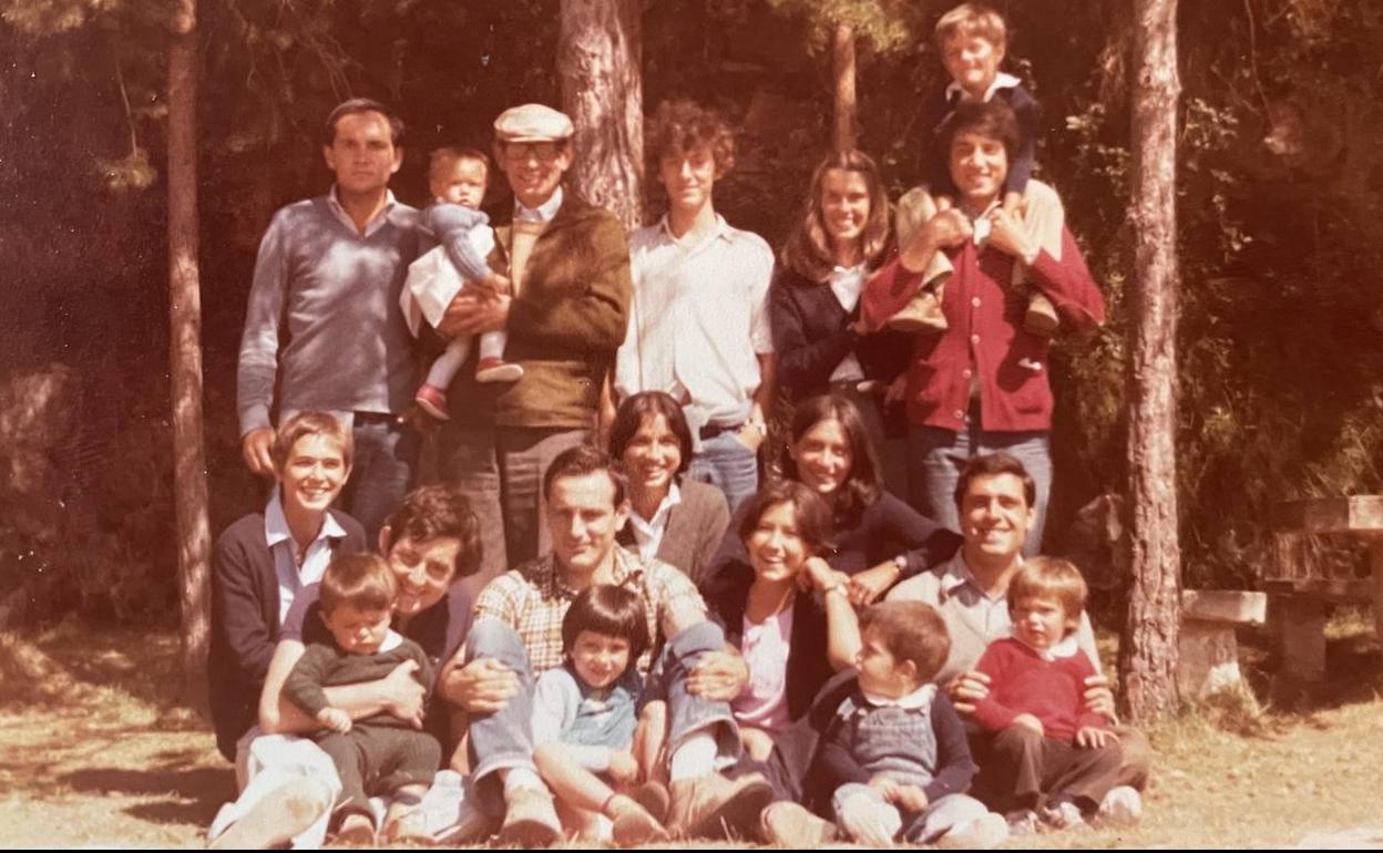 Pancho Corzo (primer adulto sentado por la derecha) con Miguel Delibes (3i de pie) y otros miembros de la familia.