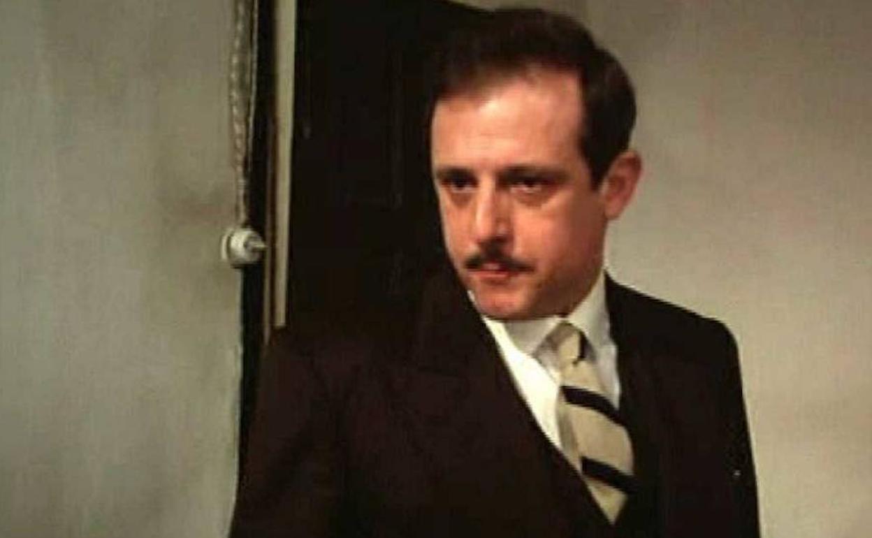 Emilio Gutiérrez Caba, en el papel de Mateo Lesmes en la adaptación cinematográfica de 'La sombra del ciprés es alargada' (1990). 