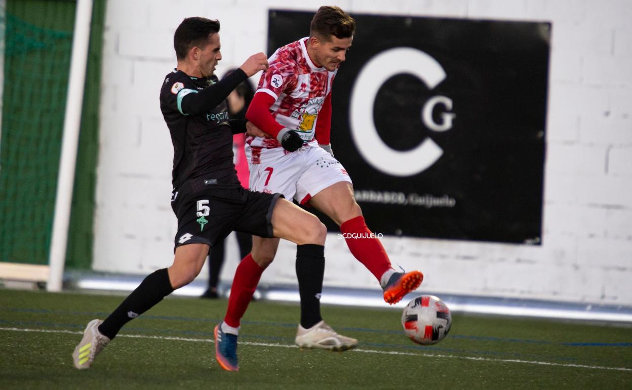 Abraham Pozo realiza un centro ante el Racing de Ferrol.