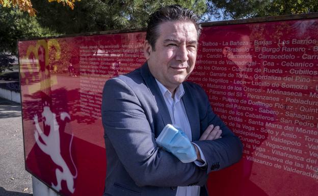 Luis Mariano Santos, junto al cartel de León en la plaza de las Cortes. 