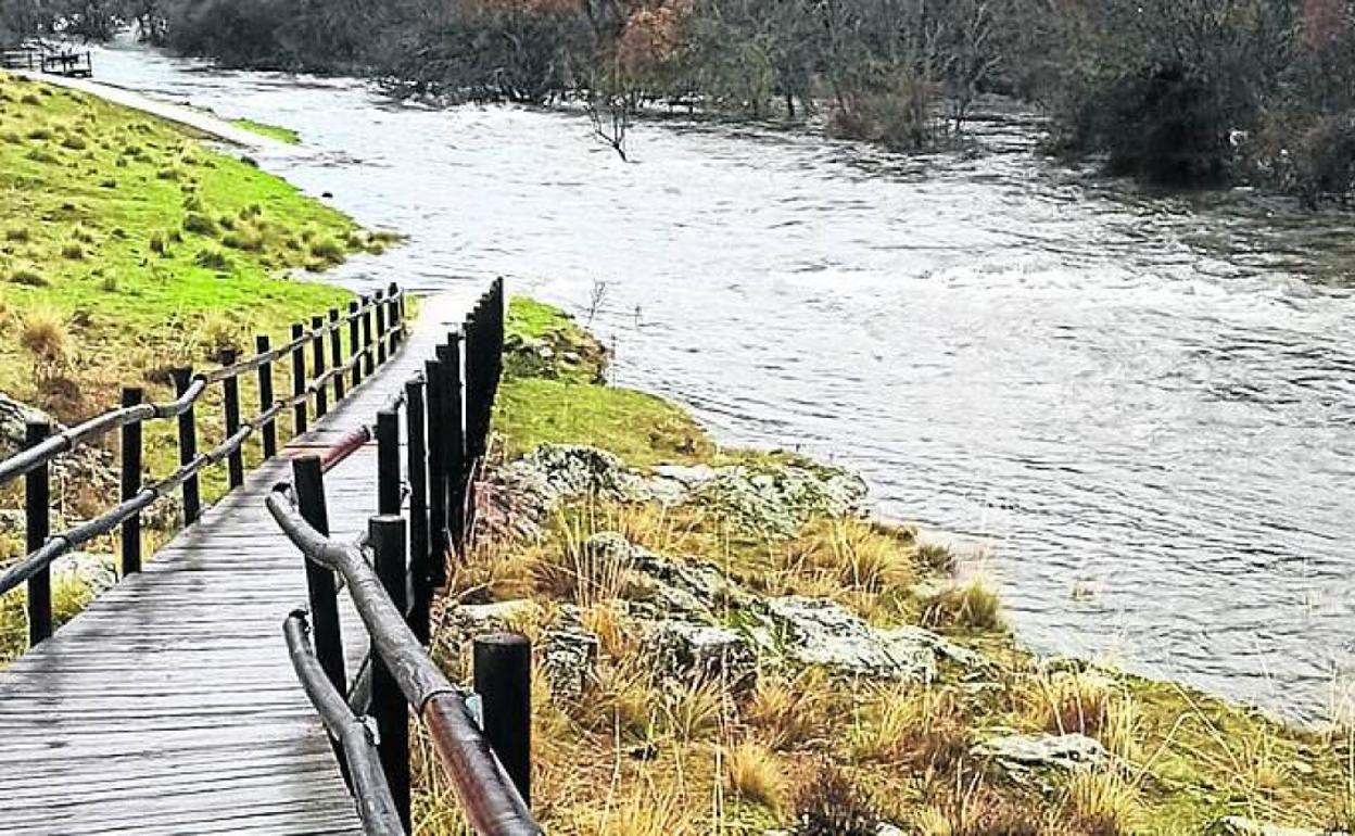 Cauce del Eresma desbordado en la localidad segoviana de Palazuelos.