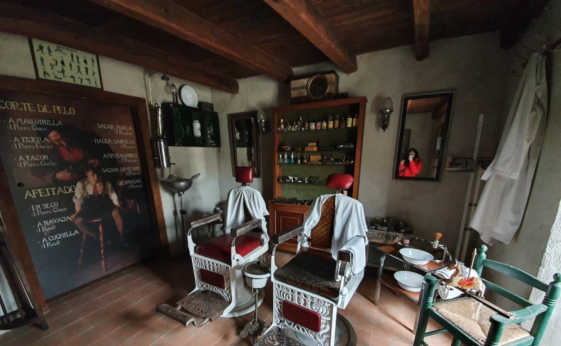 Barbería. Lugar donde además de cortar el pelo y afeitar se sacaban muelas como se lee en el cartel.