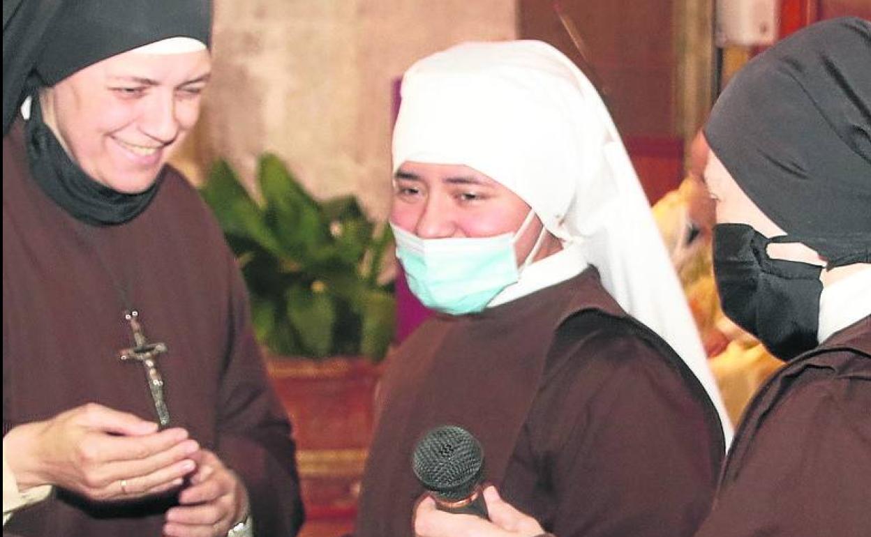 La hermana Fuencisla, en el centro, durante la ceremonia. 