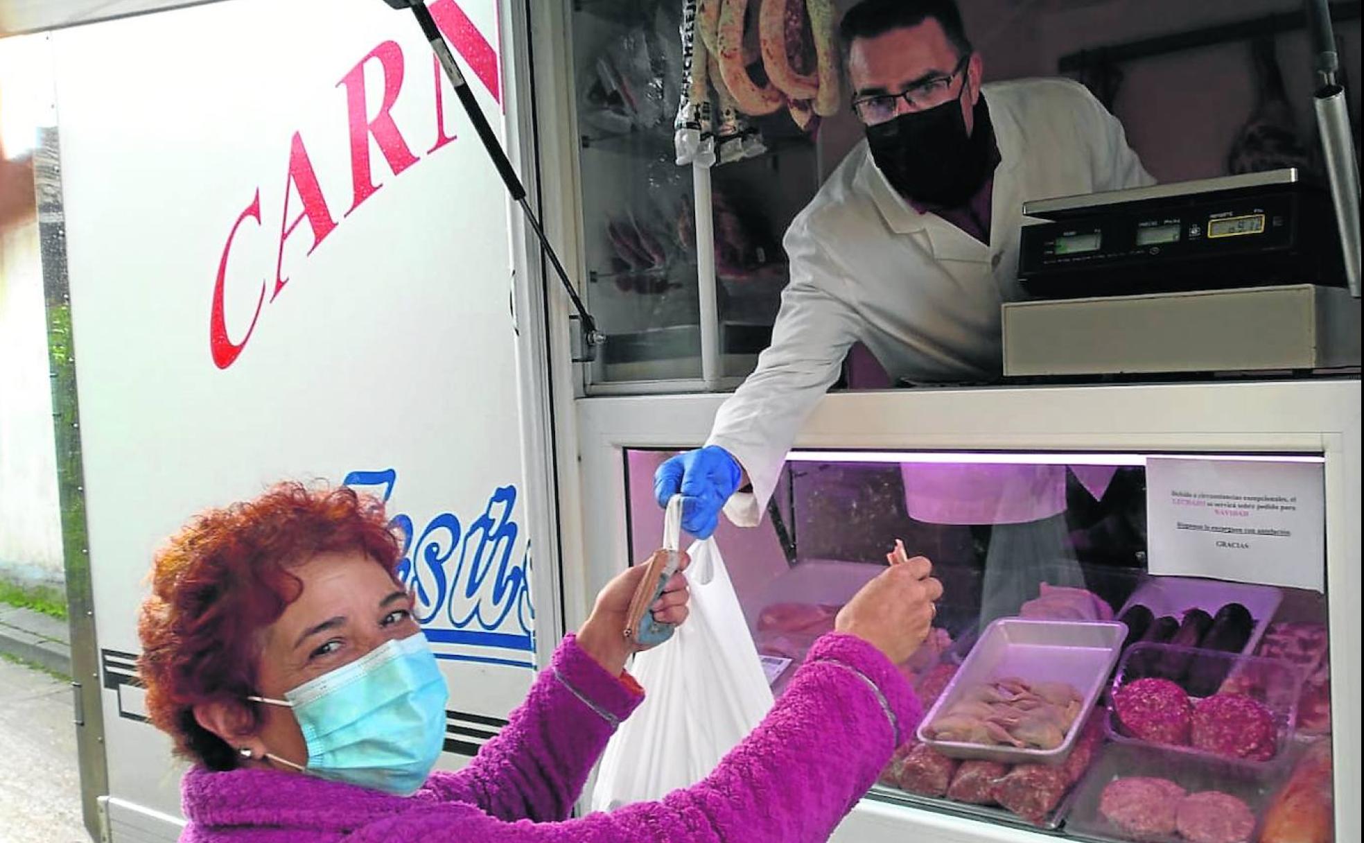Una vecina de Villaproviano compra en el camión del carnicero Jesús Sastre, que suministra al pueblo.