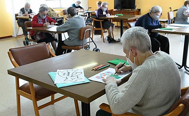 Las actividades de Orientación a la Realidad tratan de mejorar las habilidades cognitivas de los mayores.