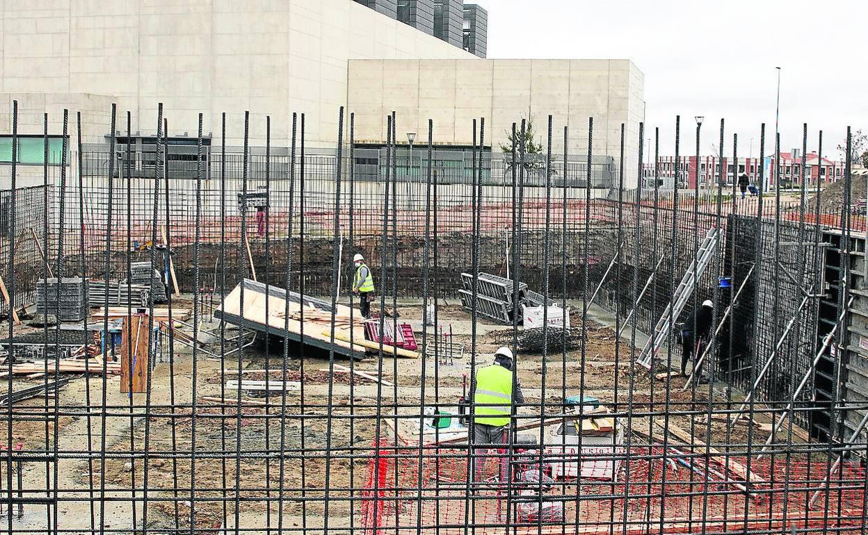 Obras de construcción del centro para los enfermos de alzhéimer, junto a la Biblioteca Pública de Segovia. 
