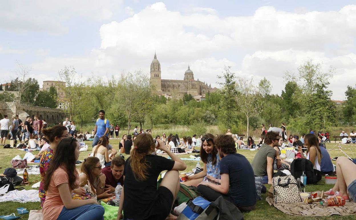 Grupos de jóvenes disfrutan del lunes de aguas en las riberas del Tormes.