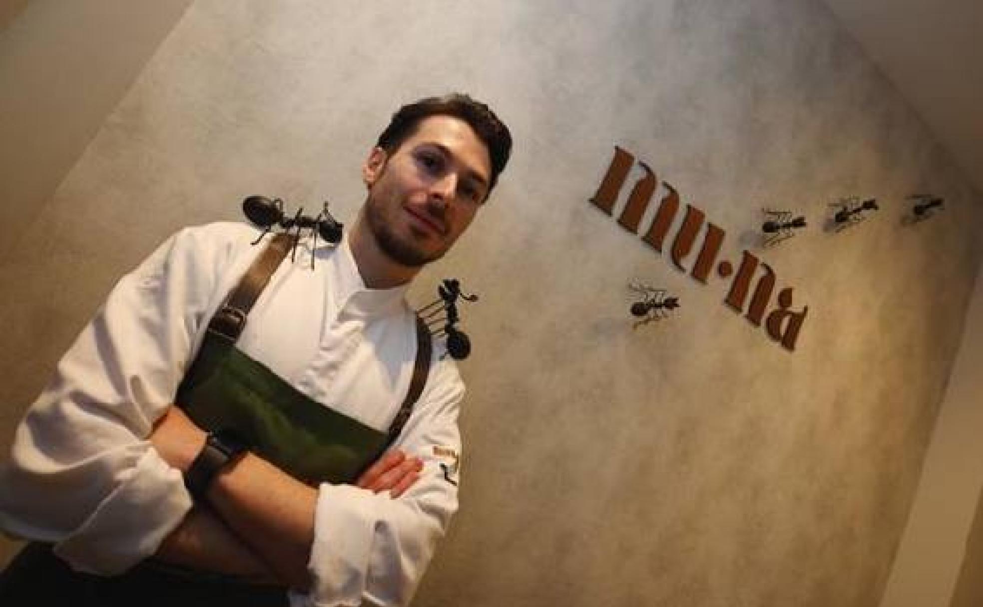 El cocinero berciano Samuel Naveira en su restaurante Mu-Na de Ponferrada.
