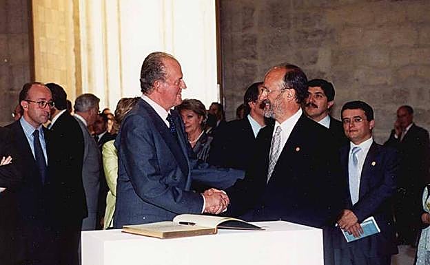 Inauguración en 2002 del Museo de Arte Contemporáneo. En la foto, el Rey Juan Carlos I y el entonces alcalde de Valladolid, Francisco Javier León de la Riva.