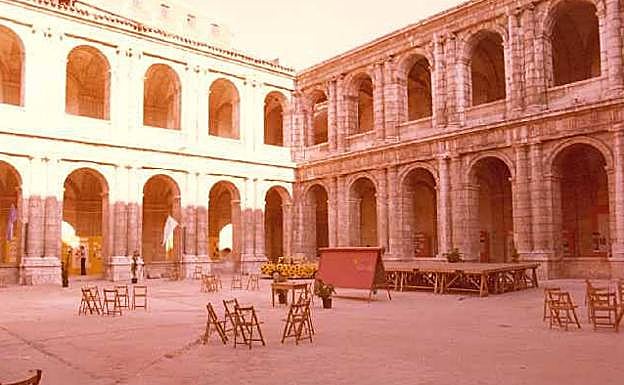 Patio de la antigua Hospedería que durante años acogió actuaciones y obras de teatro, sobre todo en las fiestas de la ciudad. Hoy forma parte del Museo de Arte Contemporáneo.