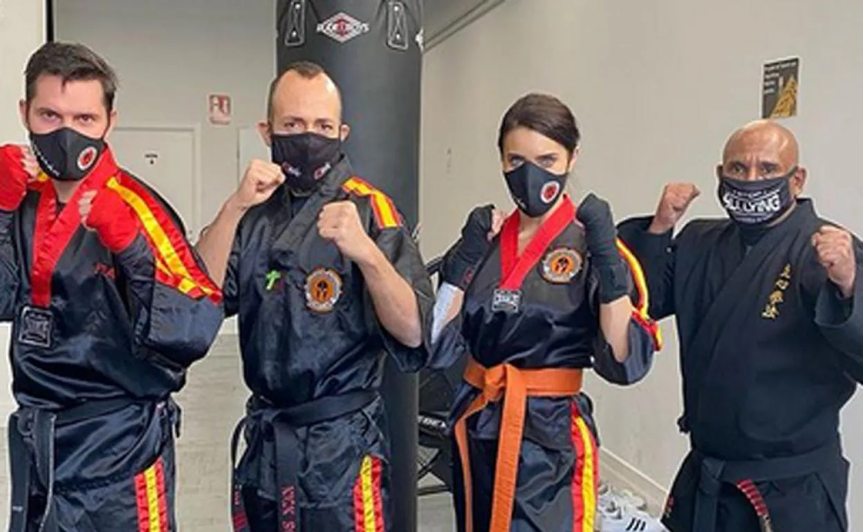 Pilar Rubio con sus profesores de Kick boxing. 