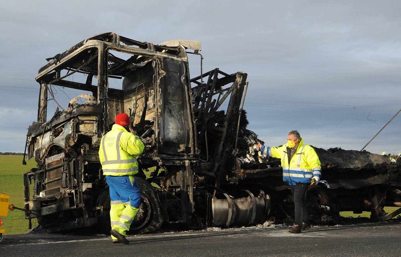 Un accidente de tráfico entre dos camiones en el kilómetro 151 de la A-6 (Autovía del Noroeste) en sentido Madrid, en Medina del Campo, ha deja un herido grave y los dos camiones accidentados calcinados por las llamas.